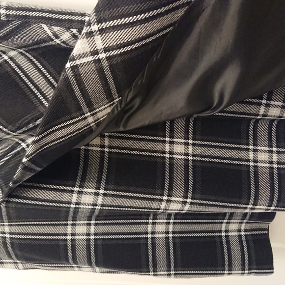 Black & grey plaid skirt - Picture 4 of 8